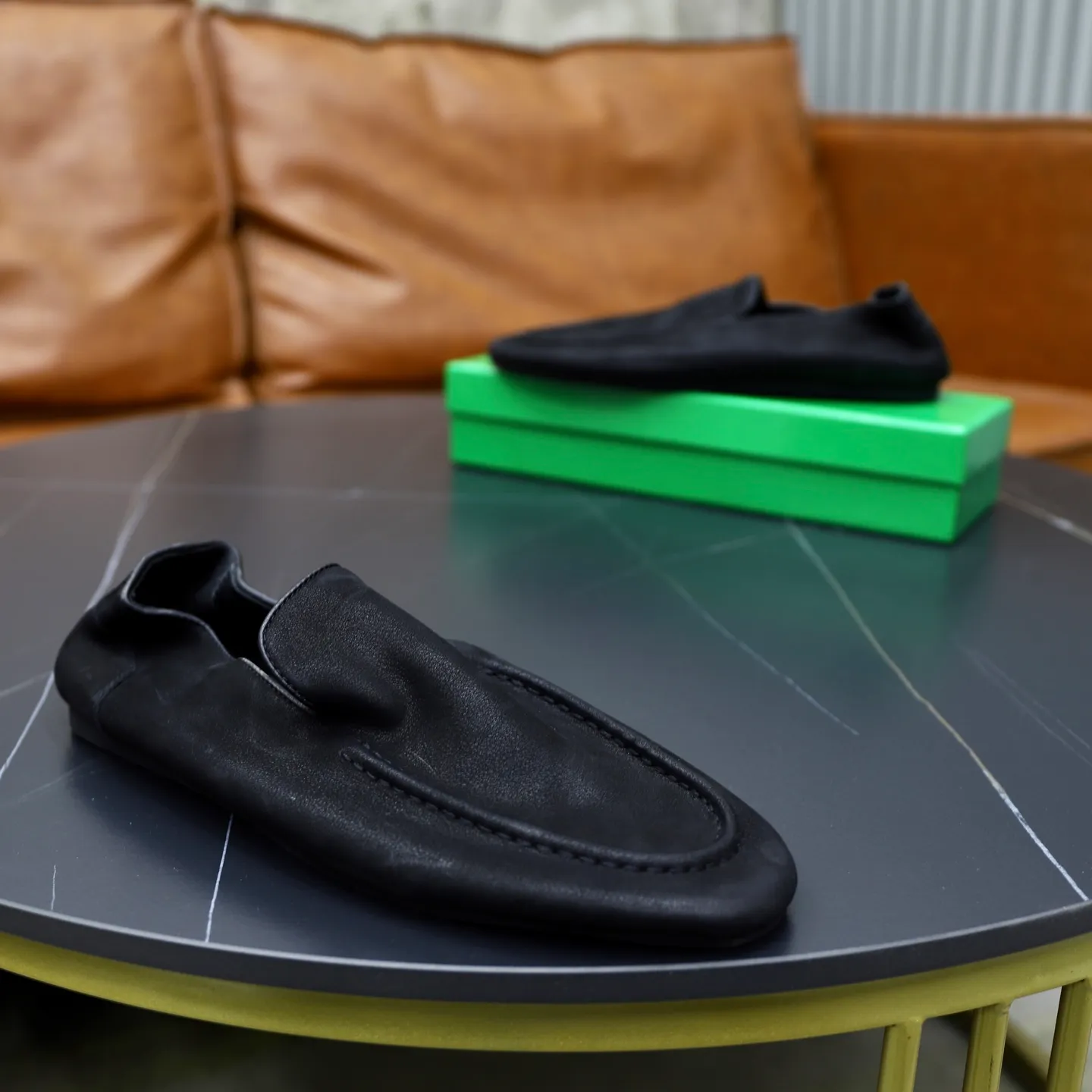 Ex-factory price: 462💰Calf lining【Bottega Veneta】BV classic men's wallet shoes. It is super convenient to carry when traveling. 👍It is made of imported soft calfskin, which is comfortable on the feet and has a luxurious cowhide lining inside. Original original rubber wear-resistant outsole. Matching code: 39-45
